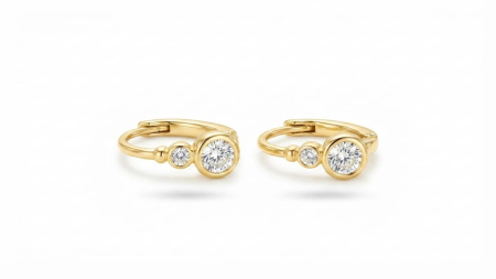 Cercei aur 14k copii - Cercei Aur 14K Diamond Bezel Huggie – Design cu Trei Cristale – Eleganță Minimalistă