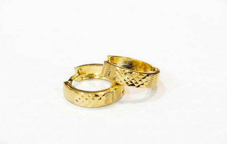 bijuterii aur - Cercei Aur 14K Diamond-Cut Huggie – Design Geometric cu Fațete – Strălucire Intensă