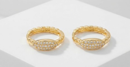 bijuterii aur - Cercei Aur 14K Glamour Huggie – Design cu Bile și Medalion Pavat cu Cristale