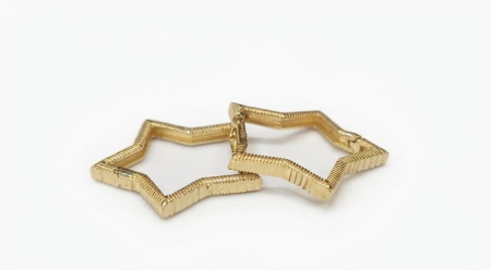 bijuterii aur - Cercei Aur 14K Star Hoops – Design Stelat cu Textură Striată – Stil Urban-Chic