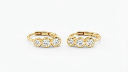 Cercei aur 14k copii - Cercei Aur 14K Trilogy Huggie – Trei Cristale în Montură Bezel – Eleganță Modernă