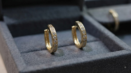 CERCEI AUR 14K CU DIAMANT NATURAL - Cercei creole din aur galben 14K cu bandă de diamante naturale, 0.21 ct