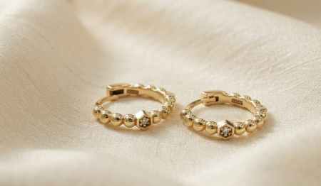 CERCEI AUR 14K CU DIAMANT NATURAL - Cercei Creole (Hoops) din Aur Galben 14K cu Design Sfere și Inserție Hexagonală cu Diamante 0.03 CT