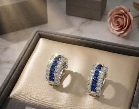 Cercei argint - Cercei Creole Late din Argint 925 cu Zirconiu Albastru Safir și Alb – Rafinament Regal și Design Bombat