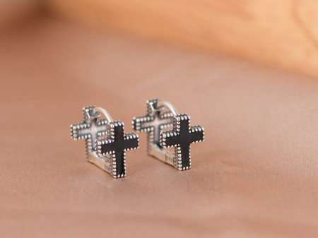 bijuterii barbati - Cercei din Argint 925 „Gothic Faith” – Model Huggie cu Cruce din Email Negru
