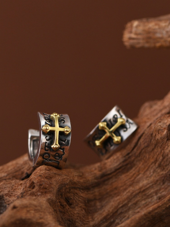 bijuterii barbati - Cercei din Argint 925 „Sacred Script” – Model Huggie Lat cu Cruce Aurie și Litere Gravate