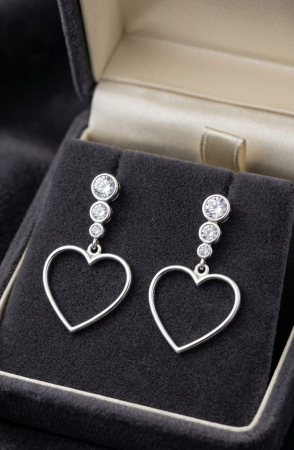 OUTLET - Cercei din Argint 925 „Sparkling Hearts” – Pendantivi cu Inimi și Cristale în Linie