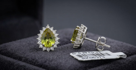 CERCEI AUR 14K CU DIAMANT NATURAL - Cercei din Aur Alb 14K cu Peridote Naturale Pară 1.32 ct și Halo de Diamante 0.29 ct FG/VS