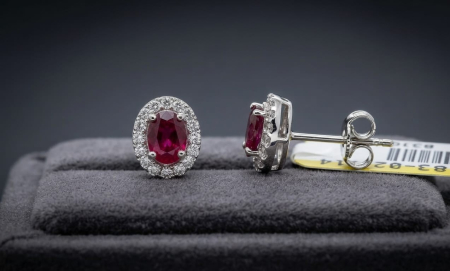 CERCEI AUR 14K CU DIAMANT NATURAL - Cercei din Aur Alb 14K cu Rubin Oval 0.35 CT și Halo de Diamante Naturale 0.12 CT