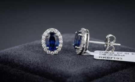 CERCEI AUR 14K CU DIAMANT NATURAL - Cercei din Aur Alb 14K cu Safir Oval 0.93 CT și Halo de Diamante Naturale 0.14 CT