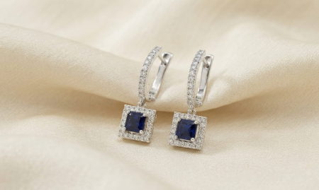 CERCEI AUR 14K CU DIAMANT NATURAL - Cercei din Aur Alb 14K cu Safire Naturale 1.30 ct și Anturaj Diamante 0.42 ct E-F/SI