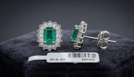 CERCEI AUR 14K CU DIAMANT NATURAL - Cercei din Aur Alb 14K cu Smarald Emerald Cut 0.97 CT și Halo de Diamante Naturale 0.28 CT