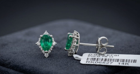CERCEI AUR 14K CU DIAMANT NATURAL - Cercei din Aur Alb 14K cu Smaralde Naturale Pară 0.76 ct și Halo de Diamante E-F/SI