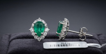 CERCEI AUR 14K CU DIAMANT NATURAL - Cercei din Aur Alb 14K cu Smaralde Naturale Pară 1.25 ct și Halo de Diamante F-G/SI