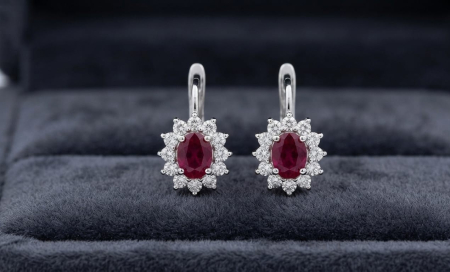 CERCEI AUR 14K CU DIAMANT NATURAL - Cercei din Aur Alb 18K cu Rubin Oval 1.35 CT și Halo de Diamante Naturale 0.71 CT