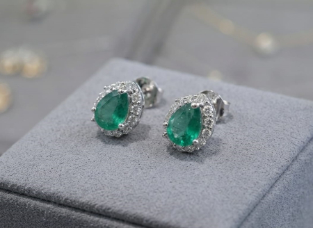 bijuterii diamant - Cercei din Aur Alb de 14K cu Smaralde Pară și Diamante Halo