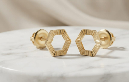 Cercei aur 14k surub - Cercei din Aur Galben 14K – Hexagon Minimalist cu Textură Striată – 1.26 g