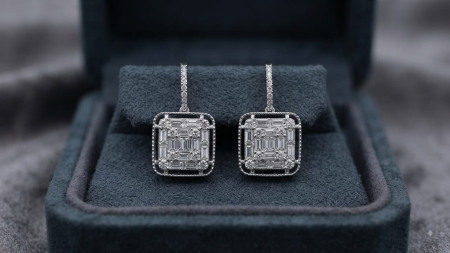 CERCEI AUR 14K CU DIAMANT NATURAL - Cercei drop din aur alb 14K cu mozaic de diamante și detalii milgrain, 0.72 ct