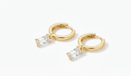 Cercei aur 14k copii - Cercei Huggie din Aur 14K cu Pandantiv Zirconiu Baguette – Eleganță Modernă