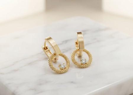 Cercei aur 14k - Cercei Huggie din Aur Galben 14K cu Inele Texturate și Solitaire Suspendat