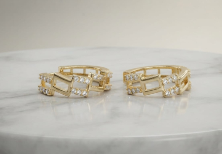 Cercei aur 14k - Cercei Huggie din Aur Galben 14K cu Model Geometric în Zic-Zac și Pavaj de Zirconiu