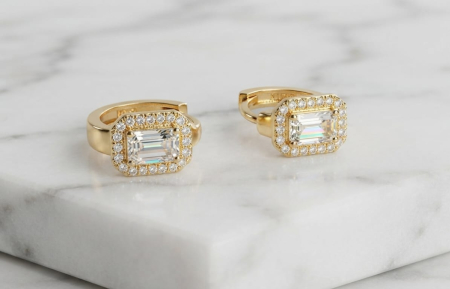 Cercei aur 14k - Cercei Huggie din Aur Galben 14K cu Piatră Centrală Emerald Cut și Halo – 14mm (3.17 gr)