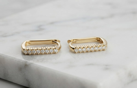 Cercei aur 14k - Cercei Huggie Dreptunghiulari din Aur Galben 14K cu Linie de Cristale – 15mm (1.87 gr)