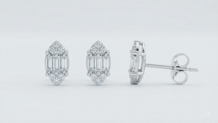 CERCEI AUR 14K CU DIAMANT NATURAL - Cercei navetă din aur alb 14K cu mozaic de diamante baghetă și rotunde, 0.14 ct