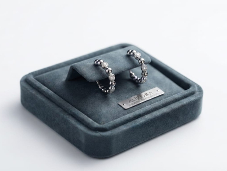 CERCEI AUR 14K CU DIAMANT NATURAL - Cercei semicreole din aur alb 14K cu design texturat și diamante, 0.12 ct