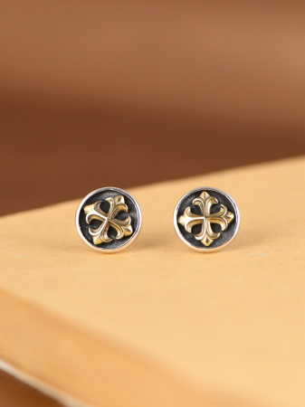 bijuterii barbati - Cercei Stud din Argint 925 „Gothic Royal Cross” – Cu Medalion Rotund și Floare de Crin Aurie