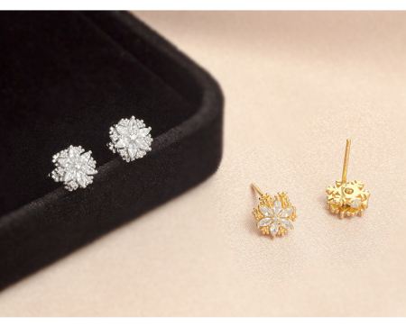 Cercei argint - Cercei Stud din Argint 925 „Ice Blossom White” – Cu Design Fulg de Nea și Cristale Zirconiu