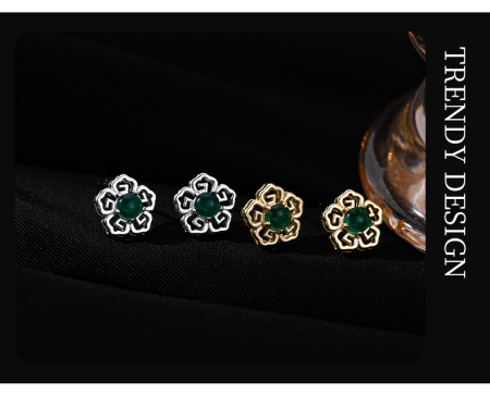 Cercei argint - Cercei Stud din Argint 925 „Monogram Blossom” – Cu Design Floral Monogramă și Cristal Verde Malahit