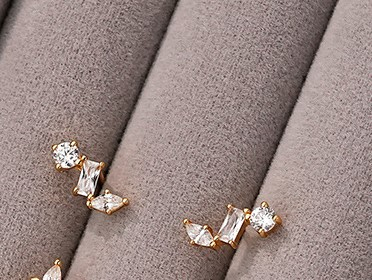 Cercei argint - Cercei Stud din Argint 925 Placat cu Aur – Model Geometric Asimetric cu Cristale Zirconiu Multi-Tăietură