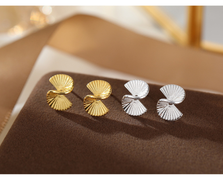 Cercei argint - Cercei Stud din Argint 925 Placați cu Aur „Spiral Fan Gold” – Cu Design Evantai și Textură Plisată