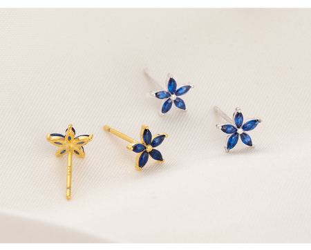 Cercei argint - Cercei Stud din Argint 925 „Sapphire Blossom White” – Cu Design Floare și Cristale Albastre Marquise