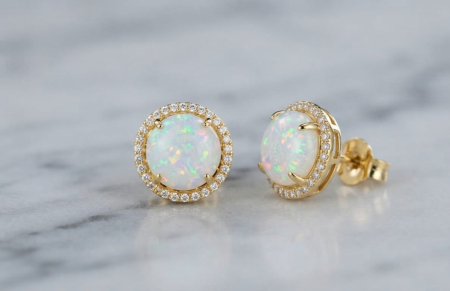 Cercei aur 14k - Cercei Stud Halo din Aur Galben 14K cu Opal Alb Rotund și Cristale Pavate – 3 g