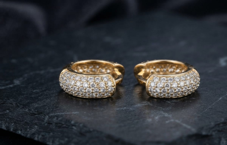 Cercei aur 14k - Cercei Tip Verigă Huggie din Aur Galben 14K cu Pavaj Bogat de Cristale Zirconiu – 2.47 g