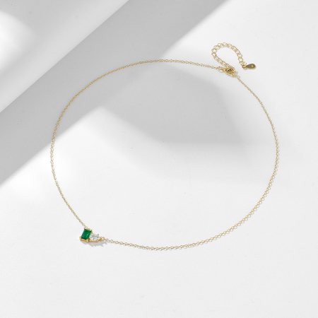 Bratara argint 925 dama - Colier din Argint 925 Aurit cu Pandantiv Geometric, Zirconia Verde Smarald Dreptunghiular și Accente Albe
