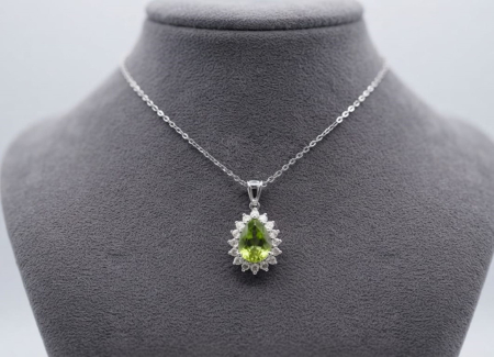bijuterii diamant - Colier din Aur Alb 14K cu Peridot Pară 0.60ct și Halo de Diamante E-F SI 0.15ct