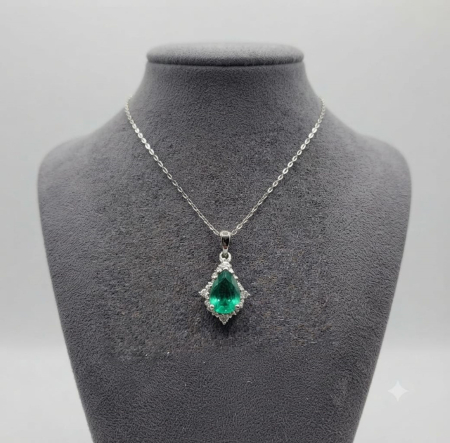 LANT AUR CU DIAMANTE NATURALE - Colier din Aur Alb 14K cu Smarald Pară 0.38ct și Halo de Diamante E-F SI