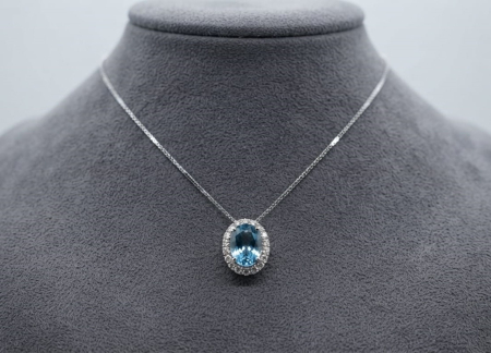 bijuterii diamant - Colier din Aur Alb 18K cu Acvamarin Oval 0.39ct și Halo de Diamante 0.095ct