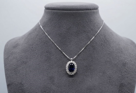 bijuterii diamant - Colier din Aur Alb 18K cu Safir Albastru Oval 0.54ct și Halo de Diamante