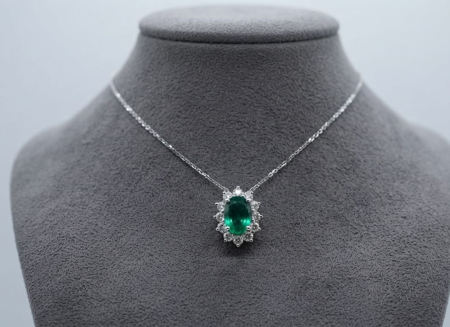 bijuterii diamant - Colier din Aur Alb 18K cu Smarald Oval 0.22ct și Halo de Diamante