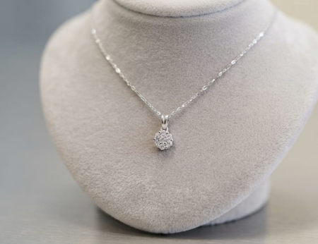 bijuterii diamant - Colier din Aur Alb de 14K cu Pandantiv Cluster de Diamante în Formă de Floare