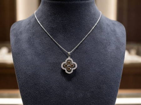 bijuterii diamant - Colier din Aur Alb de 14K cu Pandantiv Trifoi, Diamante Maro și Halo Alb