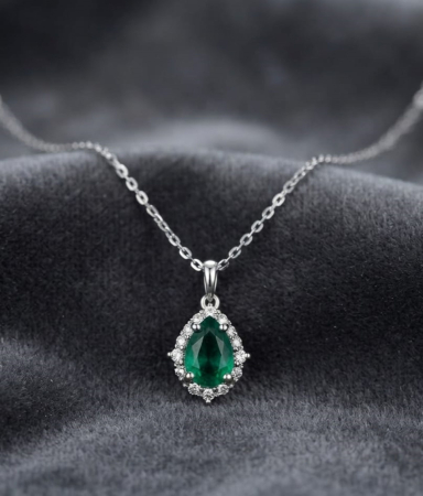 bijuterii diamant - Colier din Aur Alb de 14K cu Smarald Pară și Diamante Halo Clasic