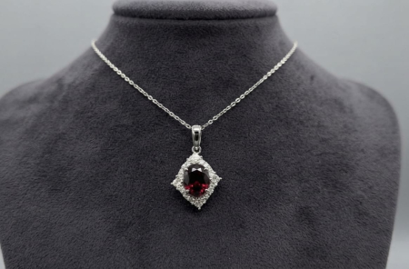 LANT AUR CU DIAMANTE NATURALE - Colier din Aur de 14K cu Piatră Roșie și Aureolă Romboidală din Diamante
