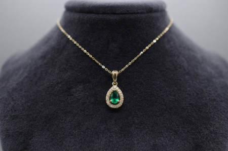 LANT AUR CU DIAMANTE NATURALE - Colier din Aur de 14K cu Smarald în Formă de Lacrimă și Halo de Diamante
