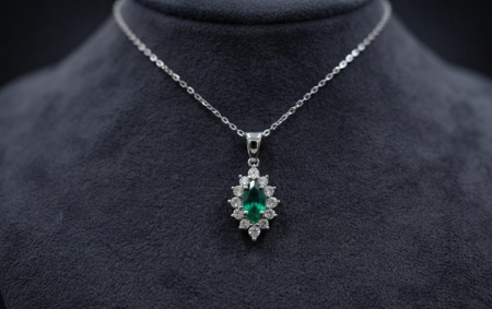 LANT AUR CU DIAMANTE NATURALE - Colier din Aur de 14K cu Smarald Marquiză și Aureolă – Rafinament Regal