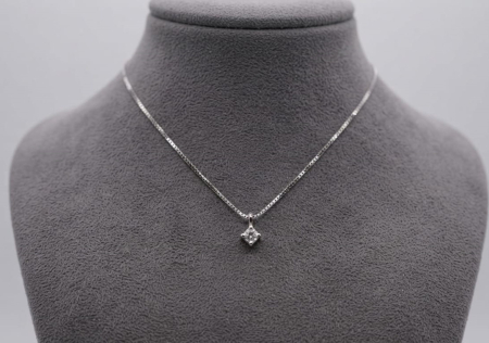 LANT AUR CU DIAMANTE NATURALE - Colier Solitaire din Aur Alb 18K cu Pandantiv Geometric și Diamant 0.03ct